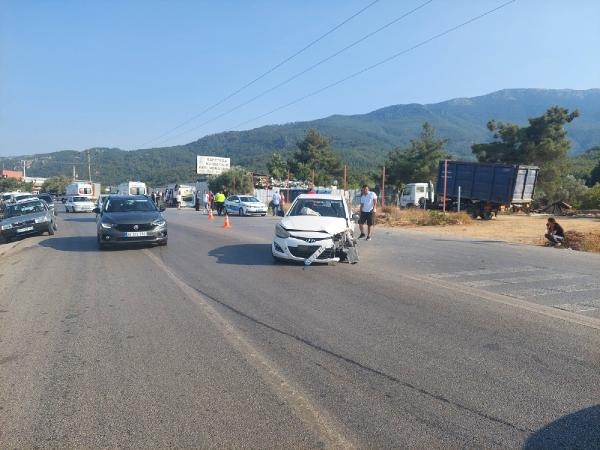 İzmir'de yolcu minibüsü ile otomobil çarpıştı: 5 yaralı