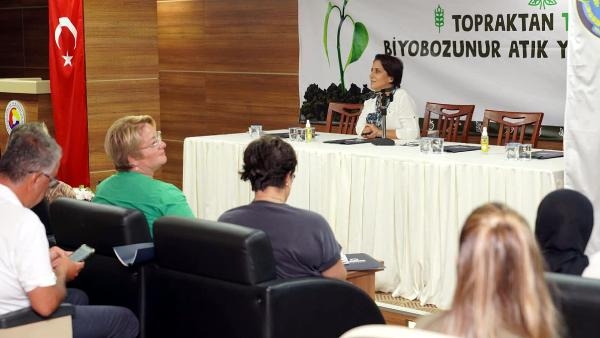 Menemen'de pazar yerlerindeki atıklar çiftçilere gübre oluyor