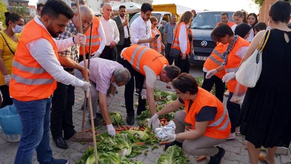 Menemen'de pazar yerlerindeki atıklar çiftçilere gübre oluyor