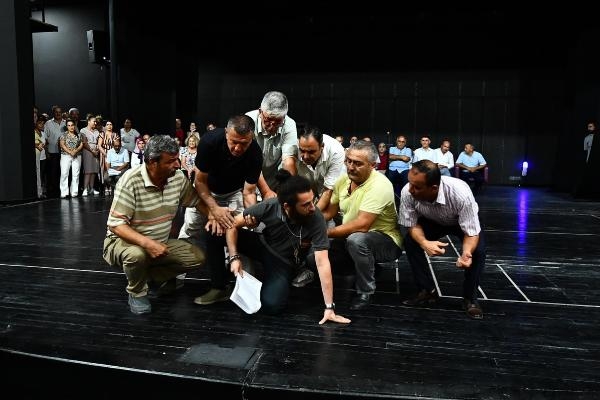 Muhtarlar İzmir'in kurtuluş yıl dönümü için tiyatro sahneleyecek