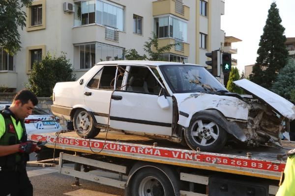 Polis aracıyla otomobil çarpıştı; 1'i polis 9 yaralı