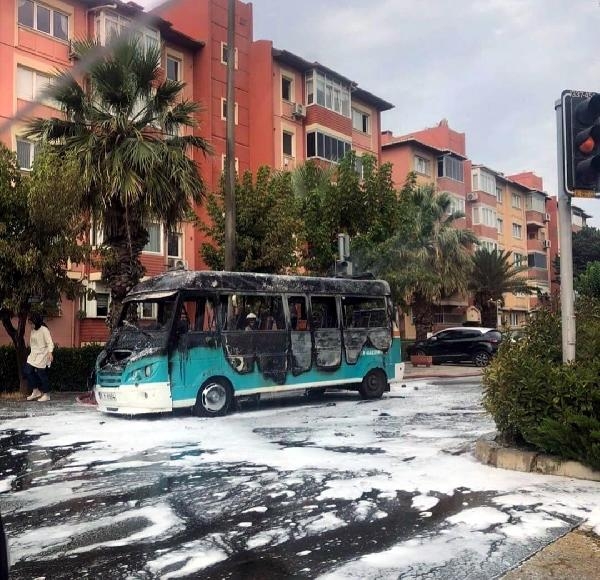 Seyir halindeki yolcu minibüsü alev aldı