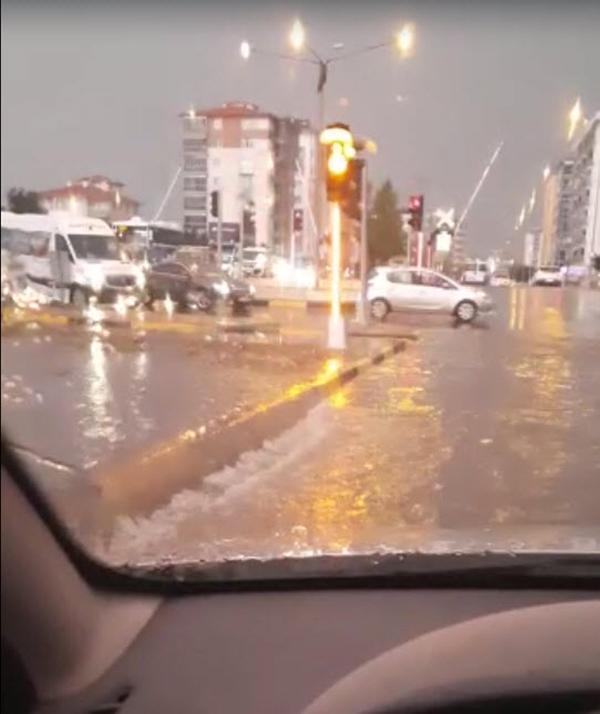 Uşak'ta sağanak, cadde ve sokakları su altında bıraktı