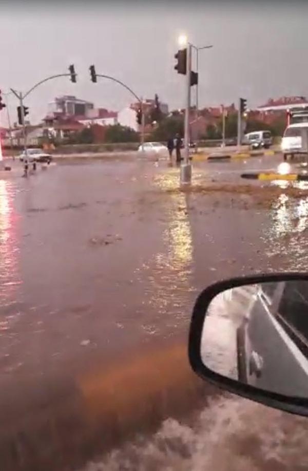 Uşak'ta sağanak, cadde ve sokakları su altında bıraktı