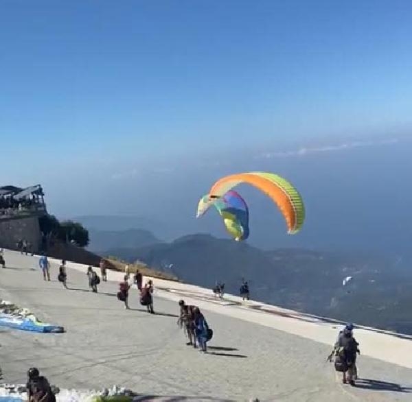 Yamaç paraşütü pilotları, havada çarpıştı