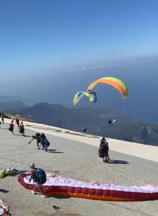Yamaç paraşütü pilotları, havada çarpıştı