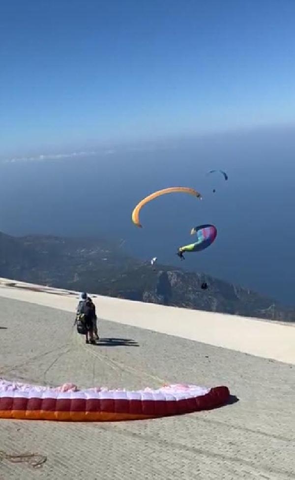 Yamaç paraşütü pilotları, havada çarpıştı