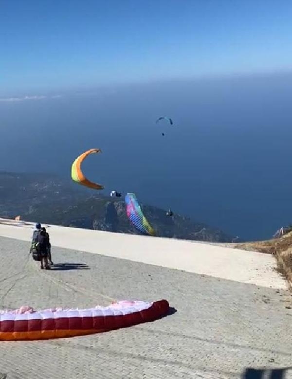 Yamaç paraşütü pilotları, havada çarpıştı