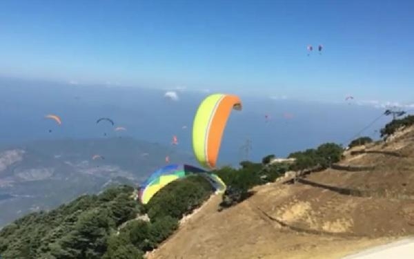 Yamaç paraşütü pilotları, havada çarpıştı