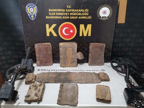 Bandırma'da İbranice yazılı dini kitap ele geçirildi