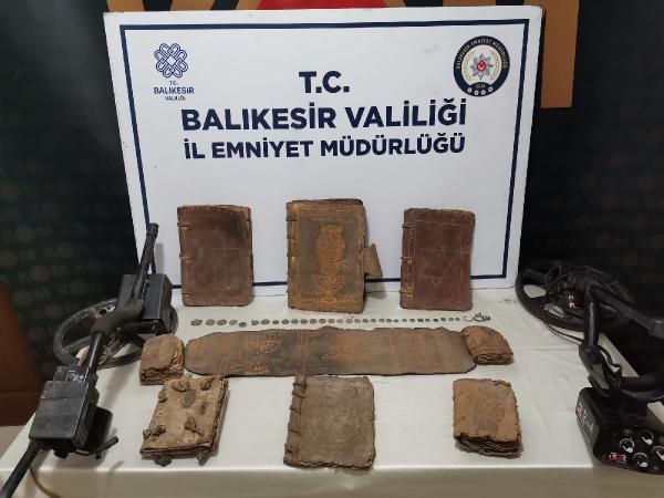 Bandırma'da İbranice yazılı dini kitap ele geçirildi