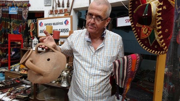Başkaları çöpe atıyor, o ekonomiye kazandırıyor