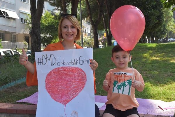 Can, kırmızı balonuyla DMD'ye dikkat çekti