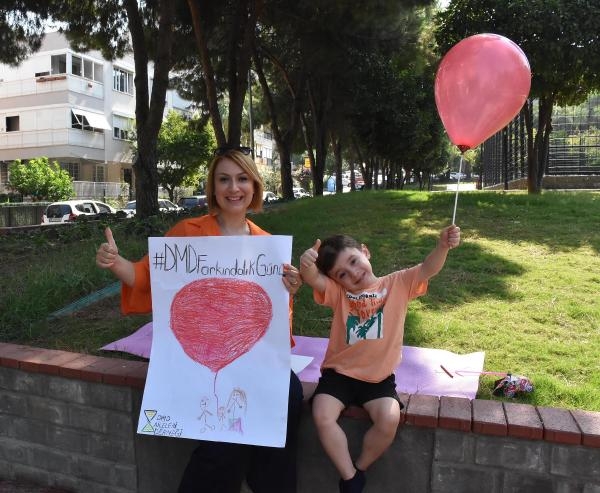 Can, kırmızı balonuyla DMD'ye dikkat çekti