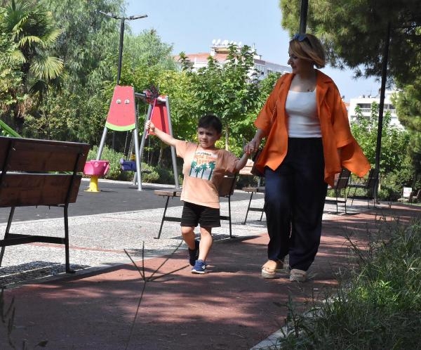 Can, kırmızı balonuyla DMD'ye dikkat çekti