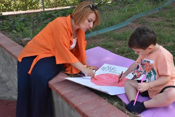 Can, kırmızı balonuyla DMD'ye dikkat çekti