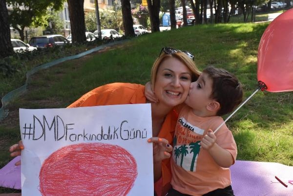 Can, kırmızı balonuyla DMD'ye dikkat çekti