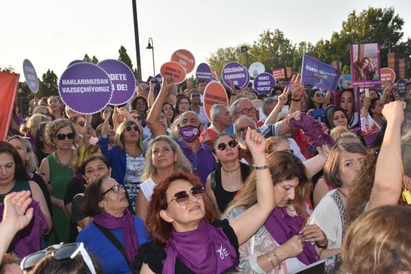 CHP'li Nazlıaka kadına yönelik ayrımcılık ve şiddete dikkat çekti; Kırmızı kart gösteriyoruz