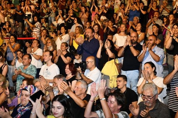 Çiğlililer zaferin ve barışın coşkusunu 'Nazım'ın Şarkıları' konseriyle yaşadı