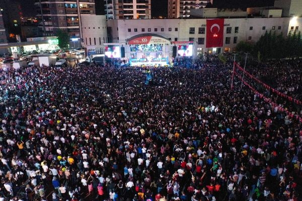 Demet Akalın Uşak'ta sahne aldı