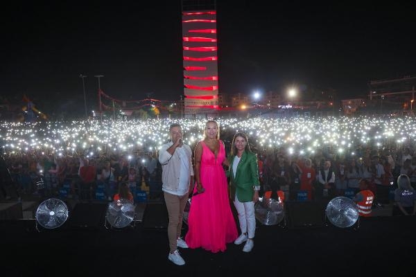 Demet Akalın Uşak'ta sahne aldı