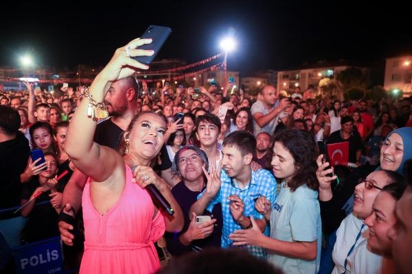 Demet Akalın Uşak'ta sahne aldı