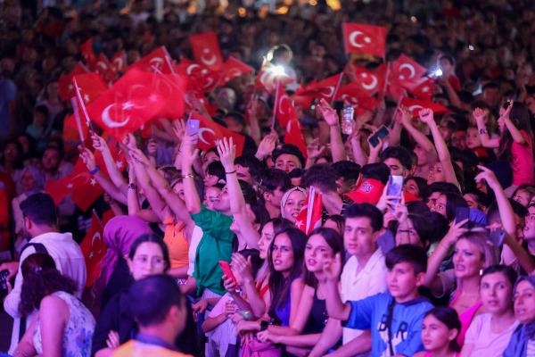 Demet Akalın Uşak'ta sahne aldı