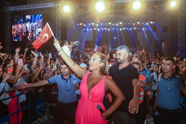 Demet Akalın Uşak'ta sahne aldı
