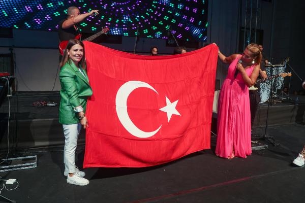 Demet Akalın Uşak'ta sahne aldı