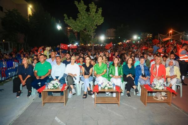 Demet Akalın Uşak'ta sahne aldı