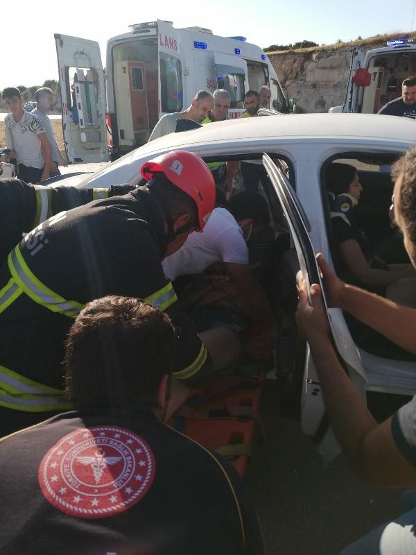 Didim'de 2 otomobil çarpıştı: 5 kişi yaralandı