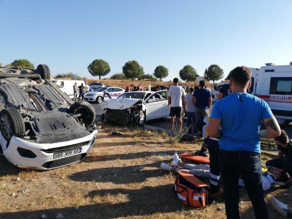 Didim'de 2 otomobil çarpıştı: 5 kişi yaralandı