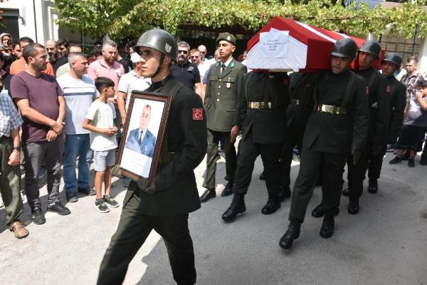 Kara yoluna düşen yelken kanatta ölen emekli astsubay, toprağa verildi