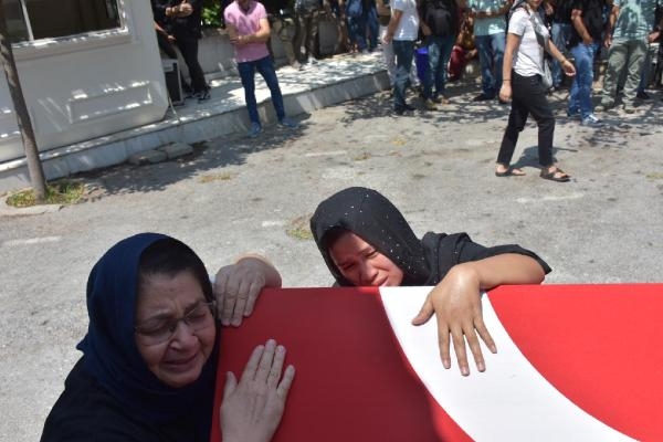 Kara yoluna düşen yelken kanatta ölen emekli astsubay, toprağa verildi