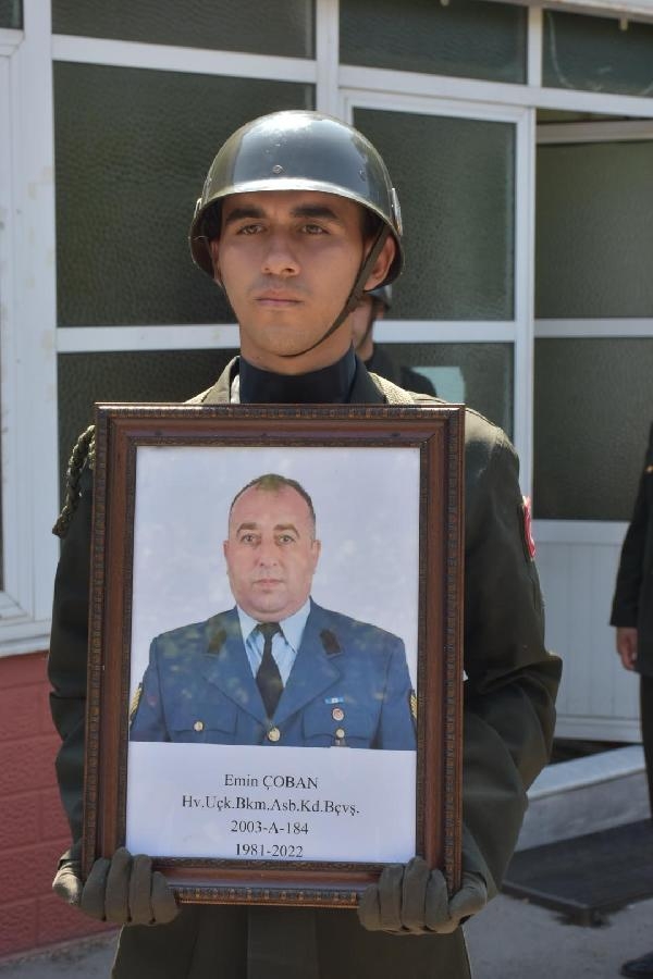 Kara yoluna düşen yelken kanatta ölen emekli astsubay, toprağa verildi