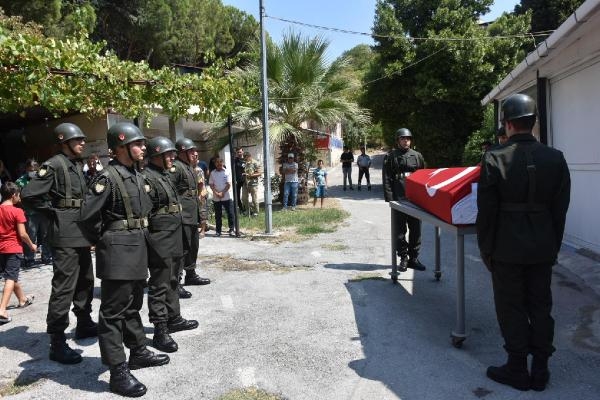 Kara yoluna düşen yelken kanatta ölen emekli astsubay, toprağa verildi