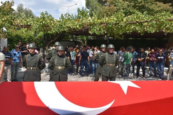 Kara yoluna düşen yelken kanatta ölen emekli astsubay, toprağa verildi
