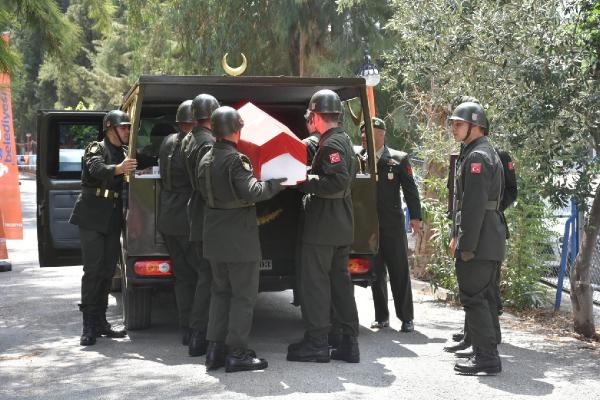 Kara yoluna düşen yelken kanatta ölen emekli astsubay, toprağa verildi