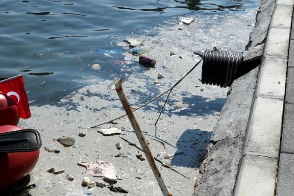 Foça'da denizde kirlilik tedirginliği
