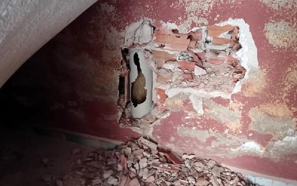 Gider borusuna sıkışan 2 yavru kediyi itfaiye ekipleri kurtardı