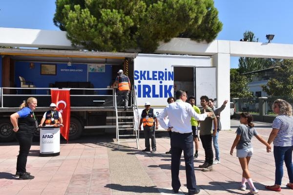 Gölcük ve Erzincan depremlerini İzmir Fuarı'nda deneyimlediler