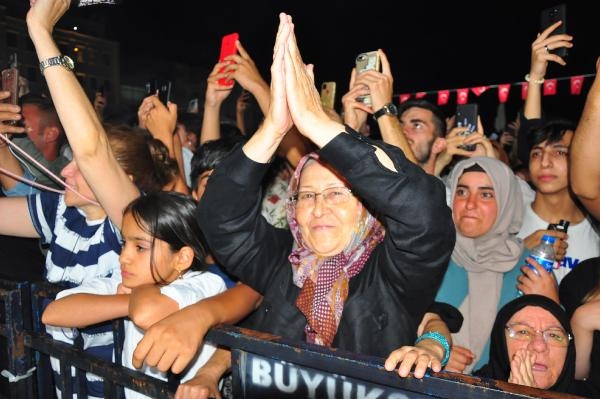 İbrahim Tatlıses yine tekerlekli sandalyeyle konser verdi