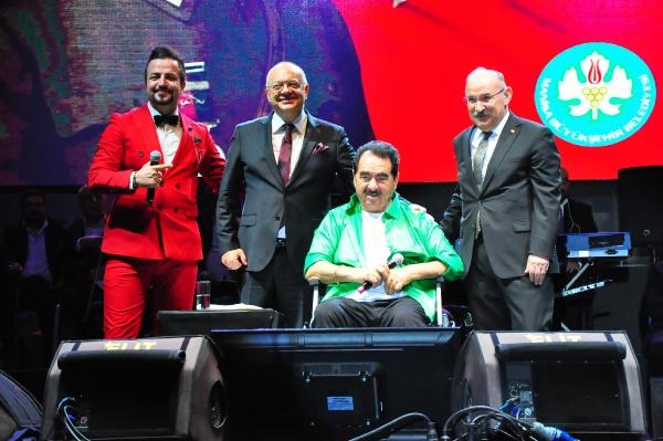 İbrahim Tatlıses yine tekerlekli sandalyeyle konser verdi