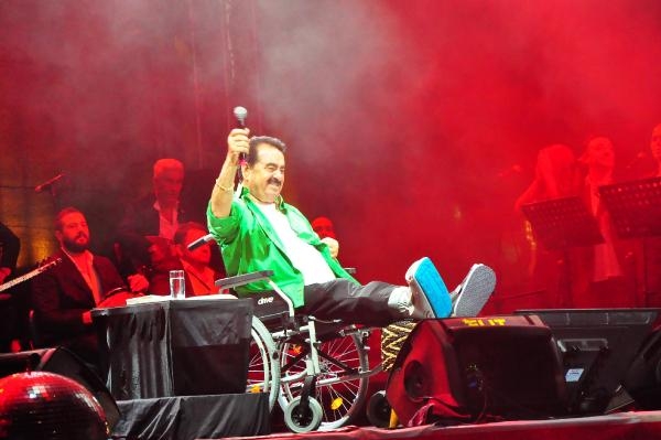 İbrahim Tatlıses yine tekerlekli sandalyeyle konser verdi