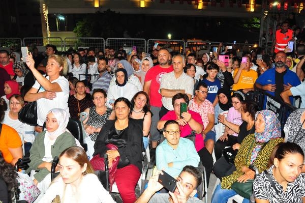 İbrahim Tatlıses yine tekerlekli sandalyeyle konser verdi