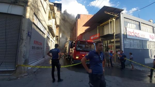 İzmir'de, mobilya fabrikasındaki yangın korkuttu