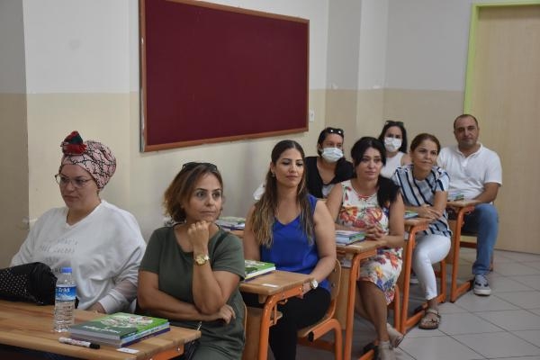 İzmir'de uyum eğitim programı kapsamında veliler öğrencilerin heyecanına ortak oldu