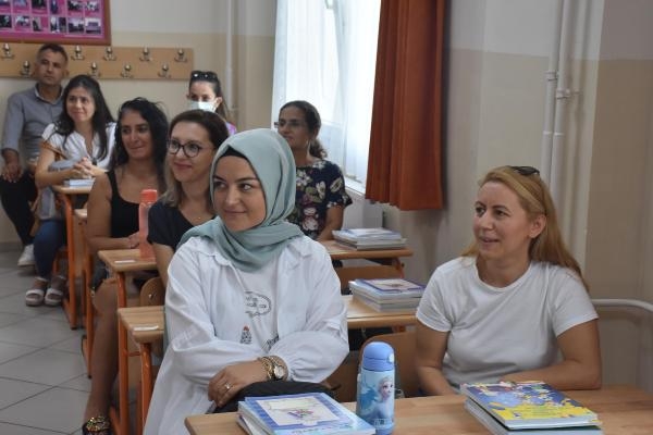 İzmir'de uyum eğitim programı kapsamında veliler öğrencilerin heyecanına ortak oldu