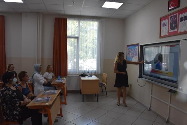 İzmir'de uyum eğitim programı kapsamında veliler öğrencilerin heyecanına ortak oldu