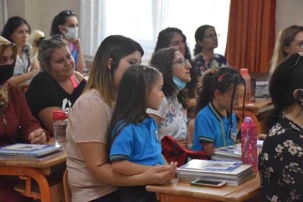 İzmir'de uyum eğitim programı kapsamında veliler öğrencilerin heyecanına ortak oldu